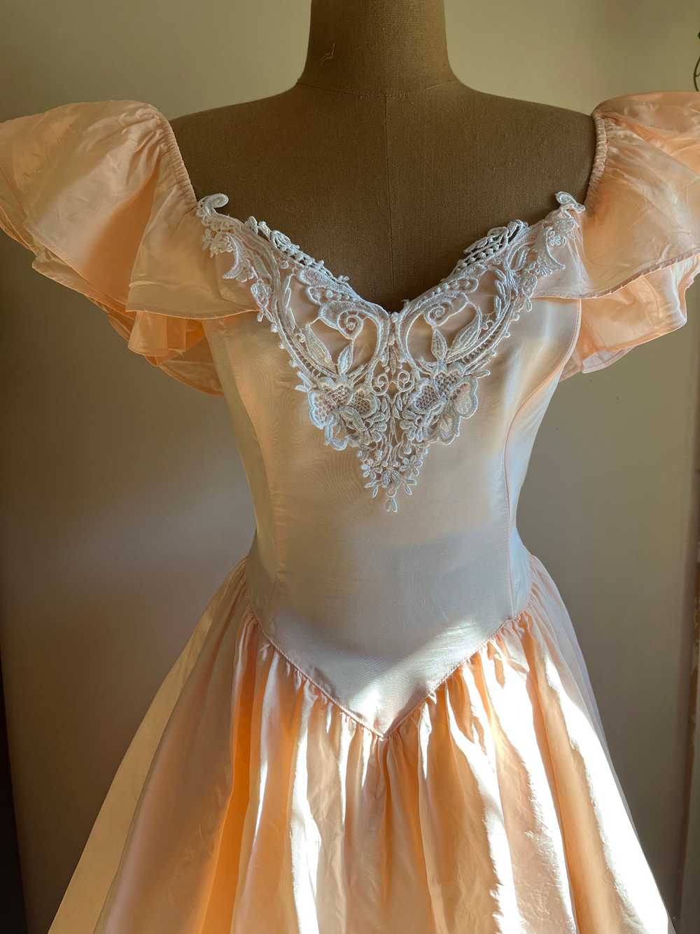 1980’s Vintage Peach Taffeta Gunne Sax Midi Dress - image 4