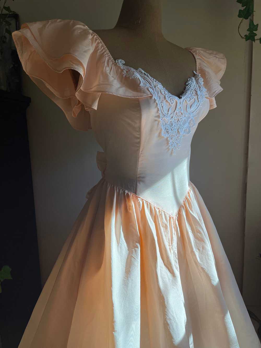 1980’s Vintage Peach Taffeta Gunne Sax Midi Dress - image 9