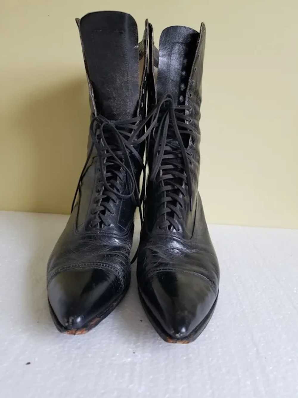 Gorgeous 1900's Ladies Black Leather Lace Up Boots - image 4