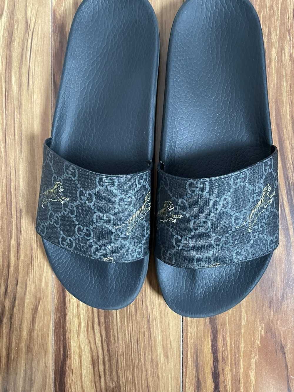 Gucci Gucci slide tiger size 8 (discounted) - image 4