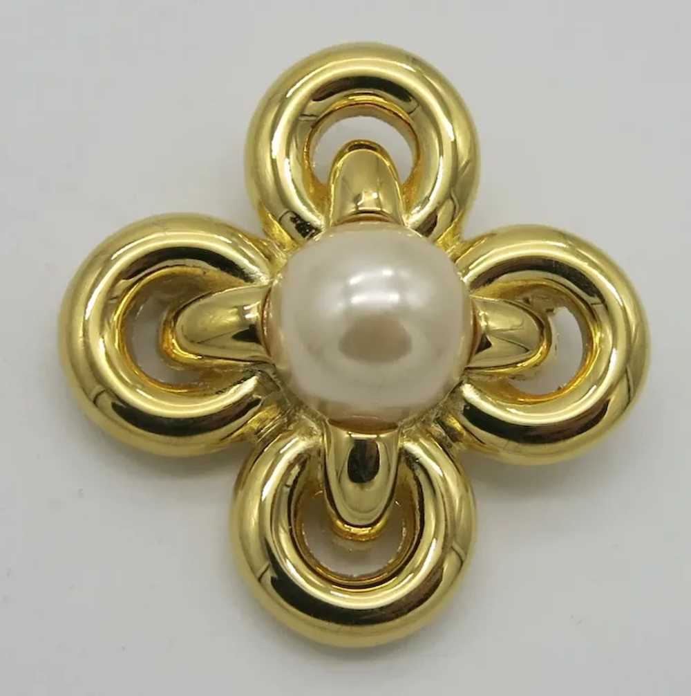 Joan Rivers Faux Pearl Brooch Gold tone - image 2