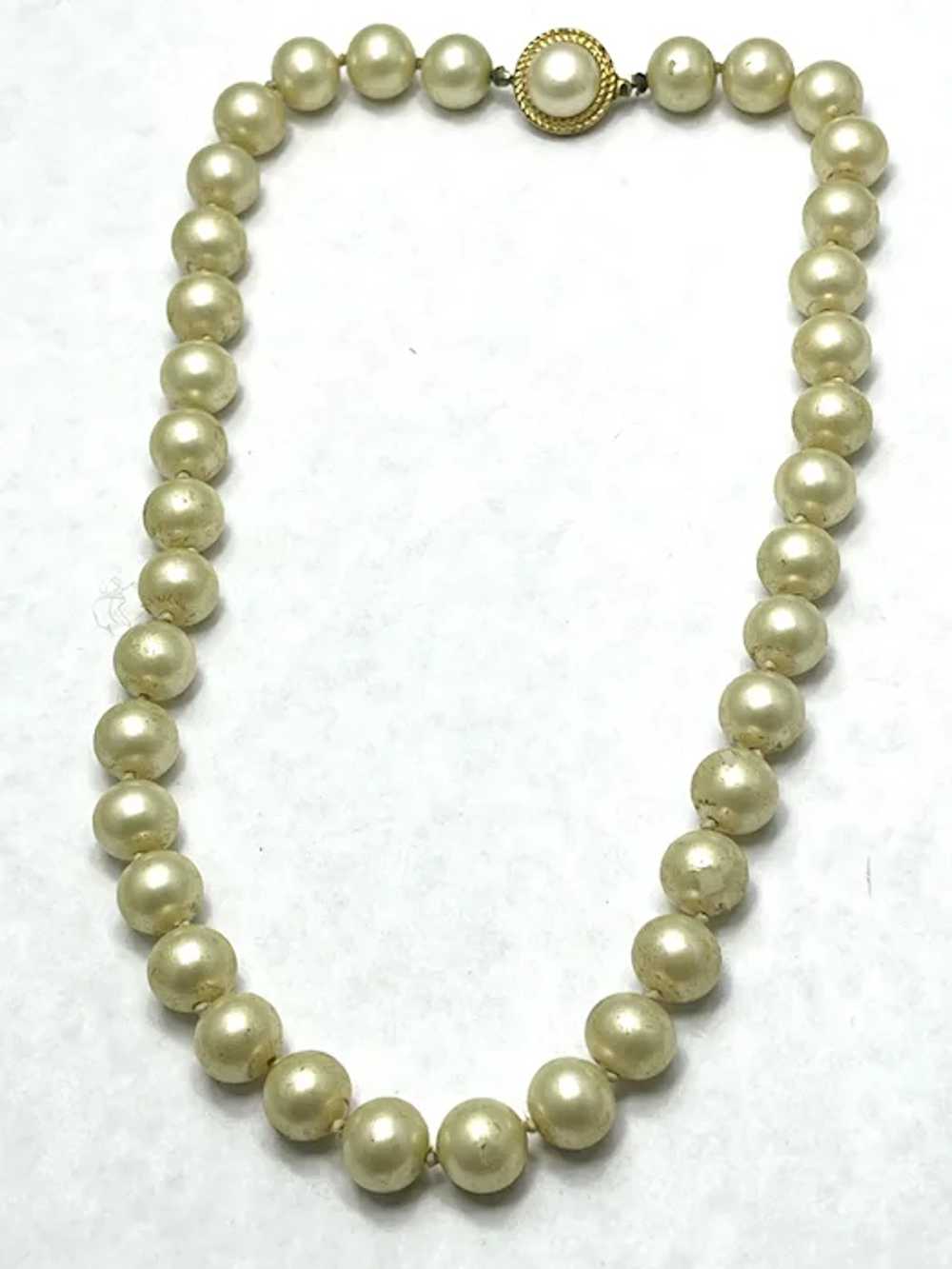 Vintage Crown Trifari Pearl Necklace - image 3