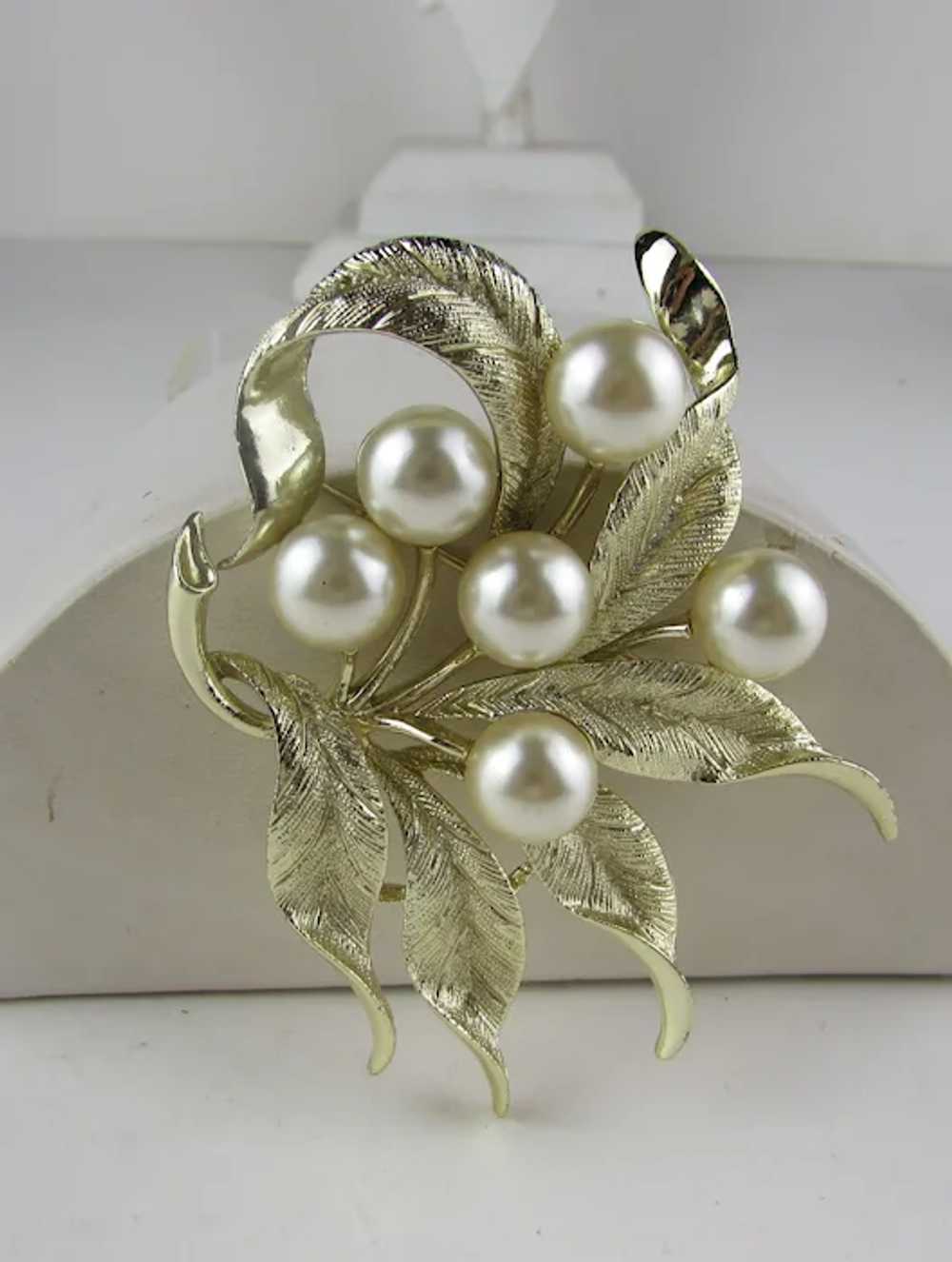Vintage Emmons Brushed Goldtone Pin with Faux Pea… - image 2