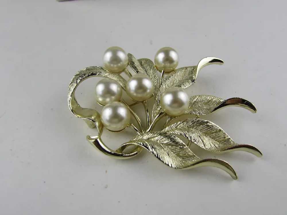 Vintage Emmons Brushed Goldtone Pin with Faux Pea… - image 3