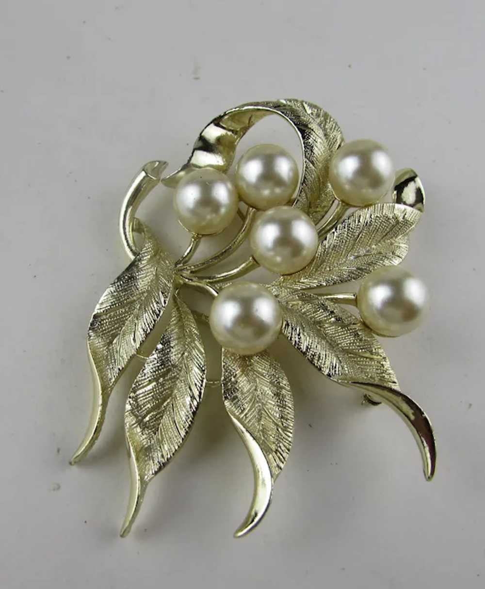 Vintage Emmons Brushed Goldtone Pin with Faux Pea… - image 9