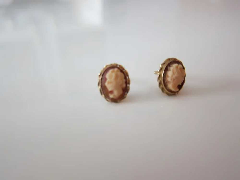 Vintage 14K Yellow old Cameo Shell Stud Earrings - image 2