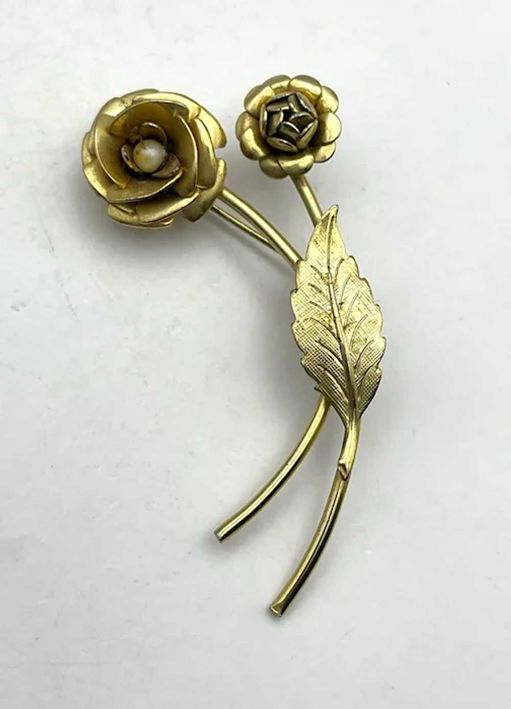 Goldtone Roses Brooch with Pretty Faux Pearl Cent… - image 10