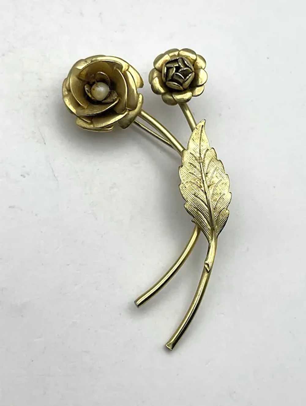 Goldtone Roses Brooch with Pretty Faux Pearl Cent… - image 11