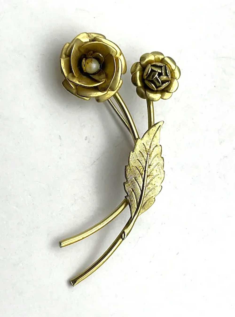 Goldtone Roses Brooch with Pretty Faux Pearl Cent… - image 3