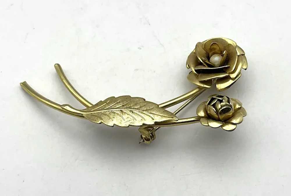 Goldtone Roses Brooch with Pretty Faux Pearl Cent… - image 4