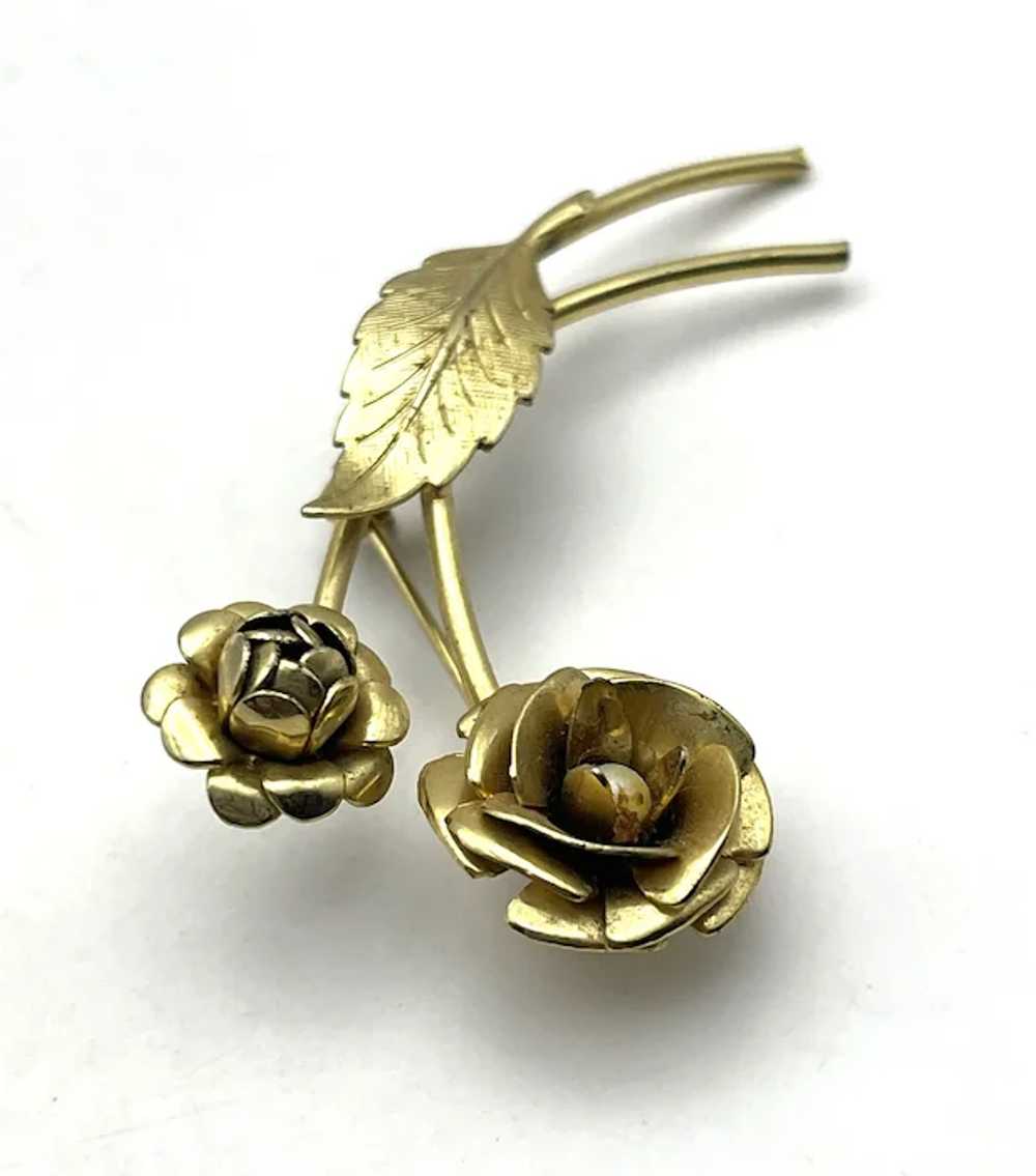 Goldtone Roses Brooch with Pretty Faux Pearl Cent… - image 5