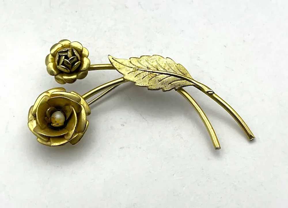 Goldtone Roses Brooch with Pretty Faux Pearl Cent… - image 6