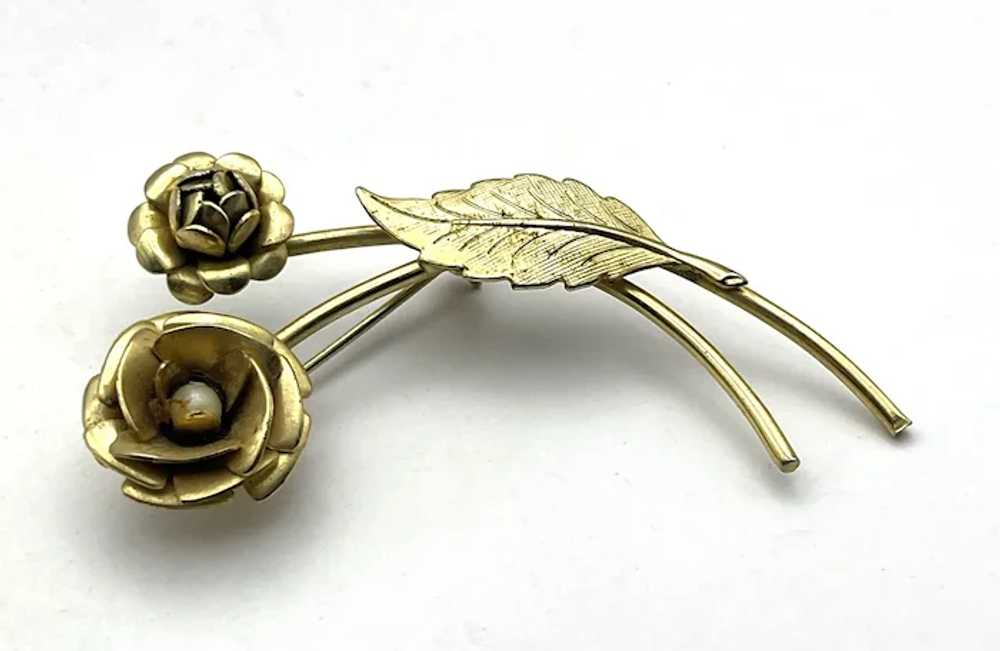 Goldtone Roses Brooch with Pretty Faux Pearl Cent… - image 7