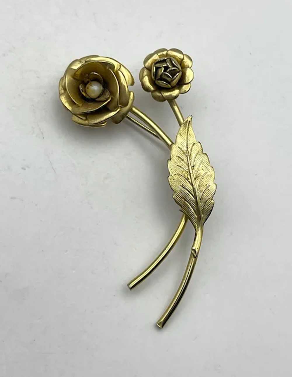 Goldtone Roses Brooch with Pretty Faux Pearl Cent… - image 8