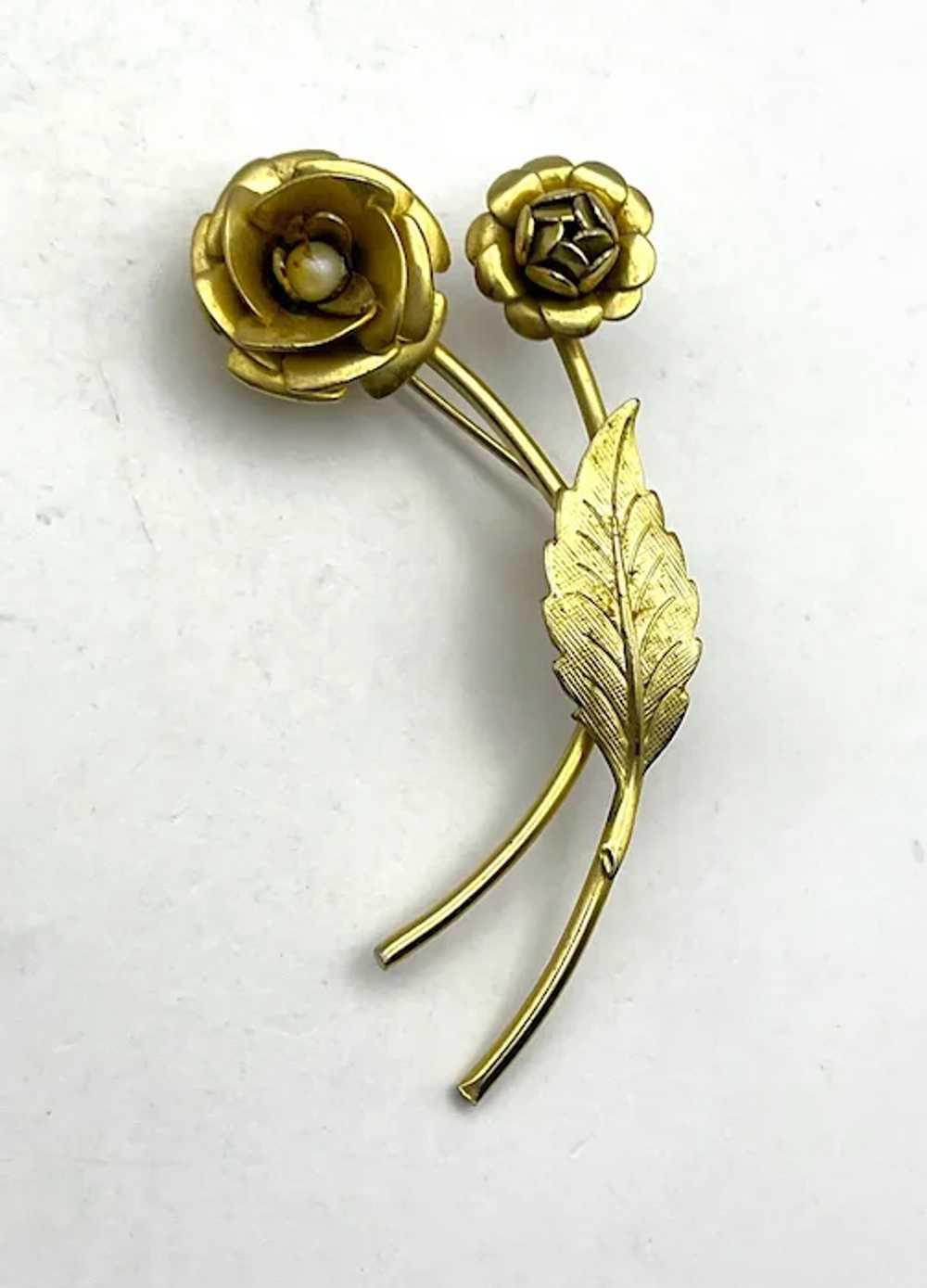 Goldtone Roses Brooch with Pretty Faux Pearl Cent… - image 9