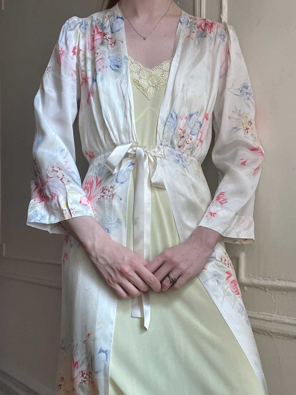 1940s White Floral Rayon Satin Robe Ribbon Tie - image 12