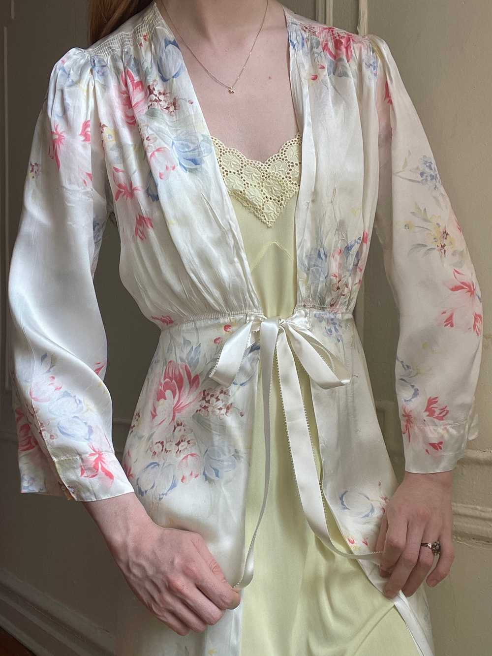 1940s White Floral Rayon Satin Robe Ribbon Tie - image 3