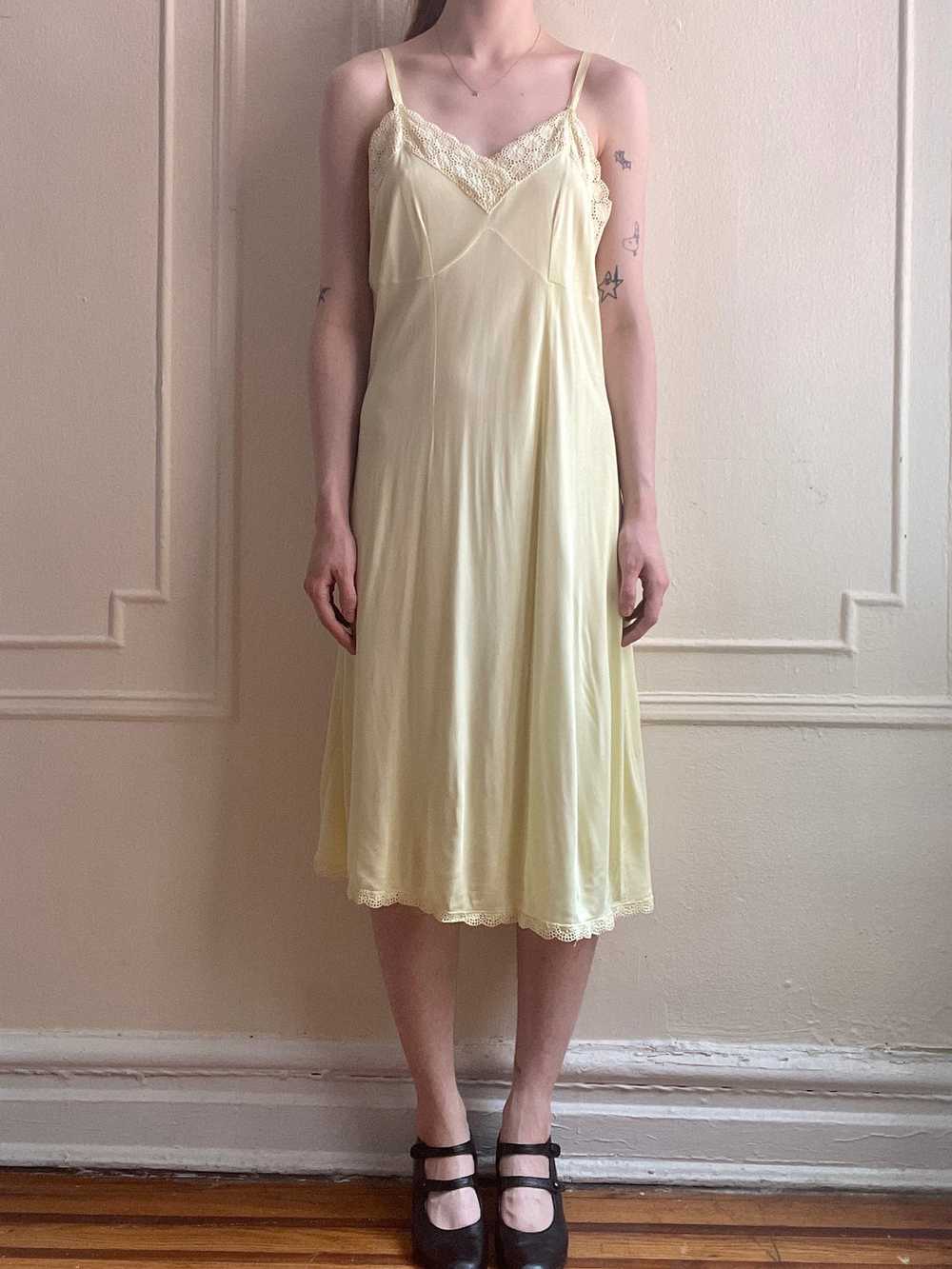 1940s Yellow Rayon Jersey Slip Dress Embroidered … - image 10