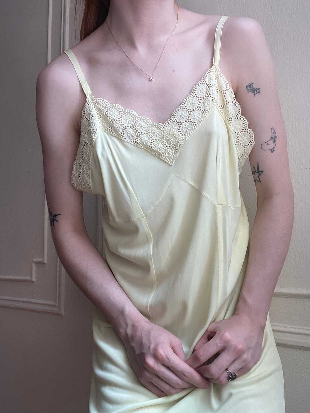 1940s Yellow Rayon Jersey Slip Dress Embroidered … - image 3