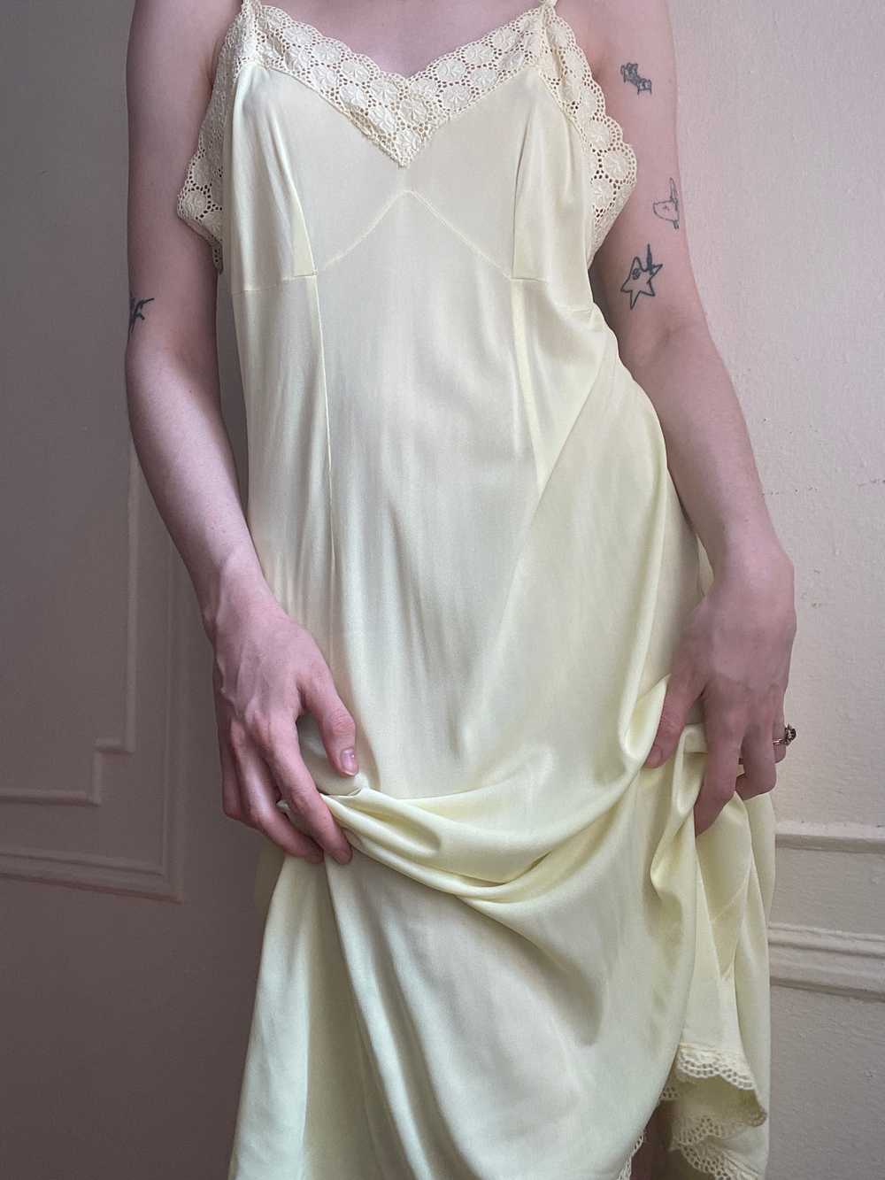 1940s Yellow Rayon Jersey Slip Dress Embroidered … - image 4