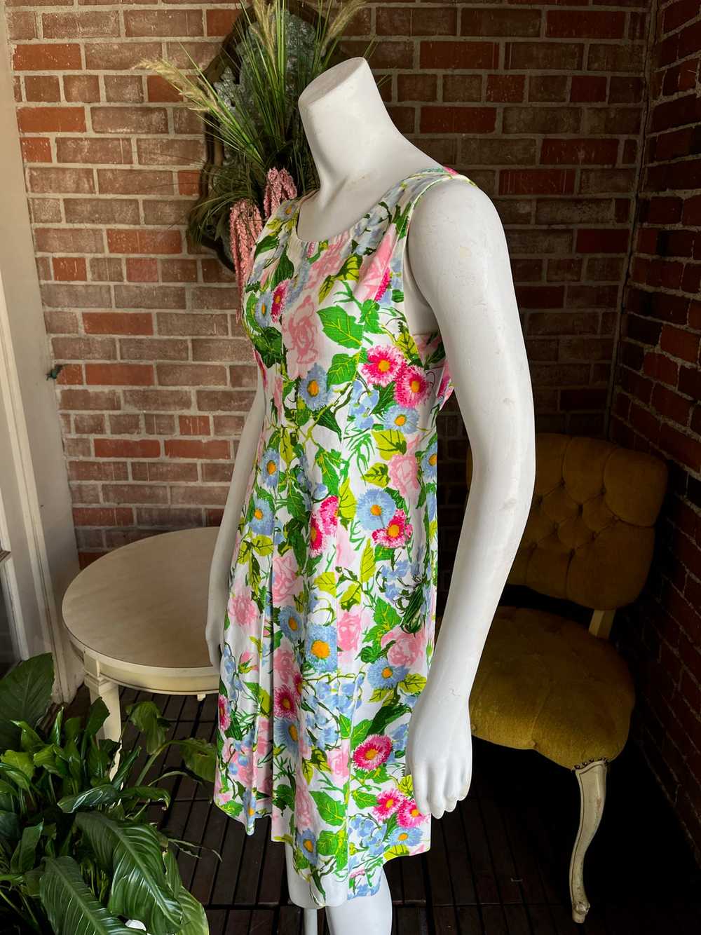 1960s Italian Floral Pinafore - image 3
