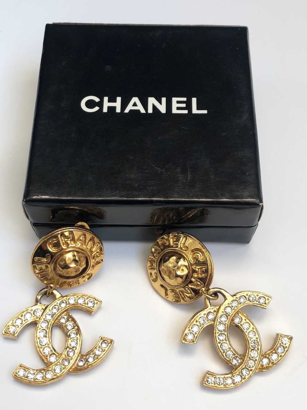 CHANEL Vintage CC Logo Crystal Round Chanel Lette… - image 1