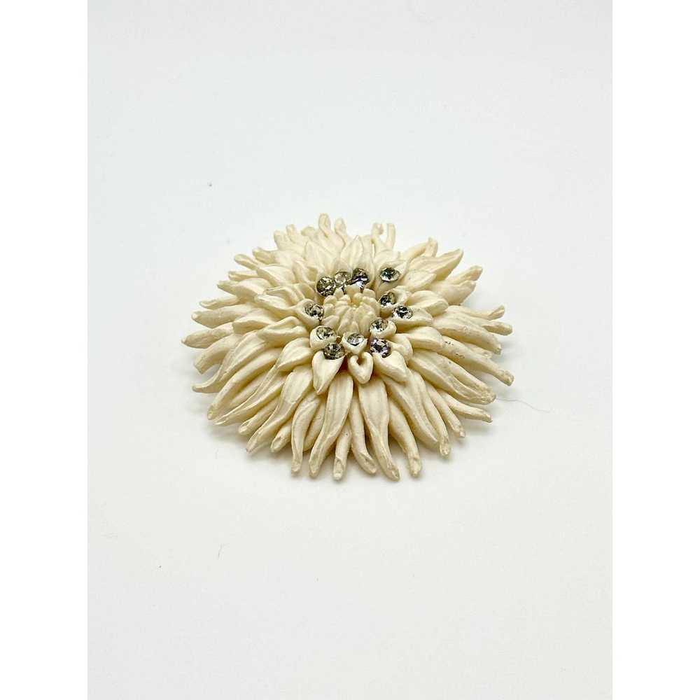 Vintage Cream Bakelite flower brooch - Gem