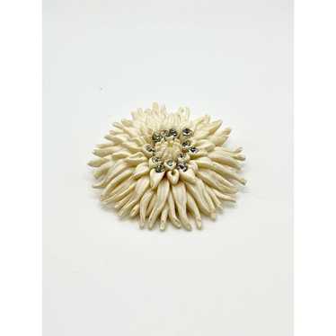 https://img.gem.app/715208883/1t/1694151898/vintage-cream-bakelite-flower-brooch.jpg