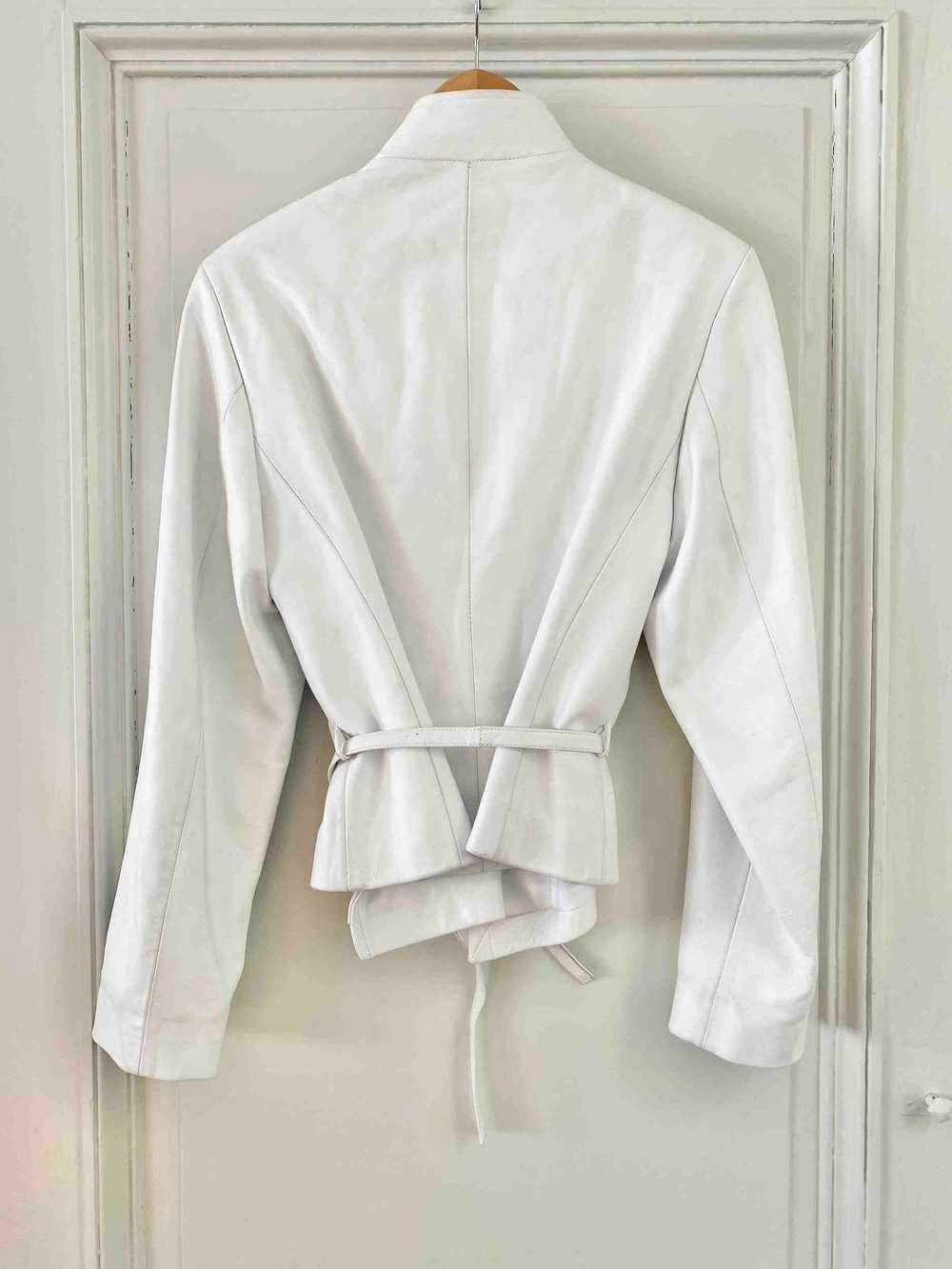 Veste en cuir blanc - Veste à nouer en cuir blanc… - image 5