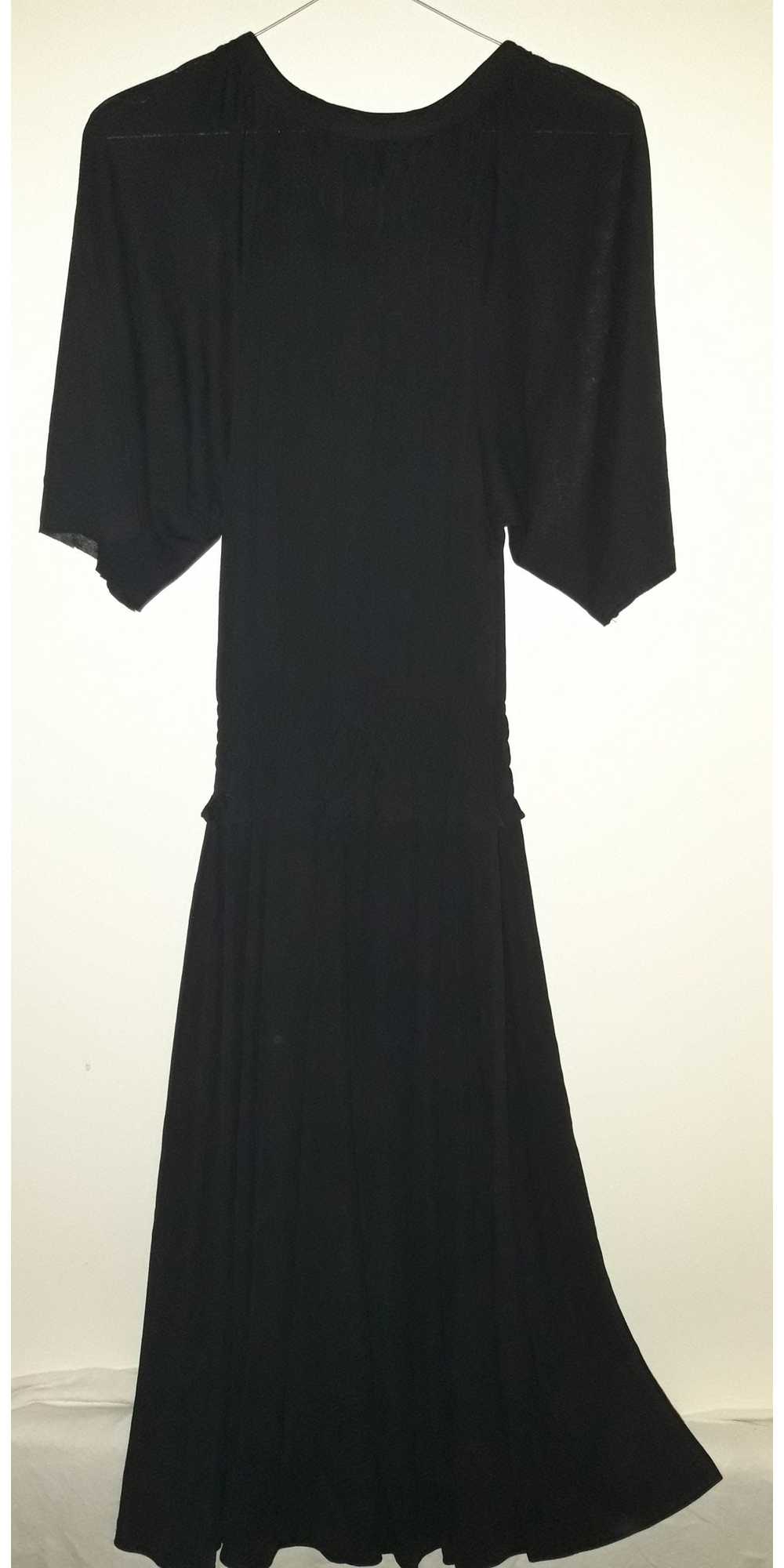 Robe longue - Robe en jersey noire, avec une cein… - image 2