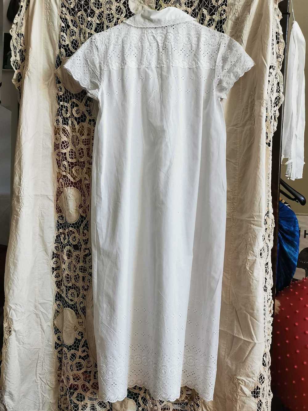 Robe longue en coton brodé - image 2