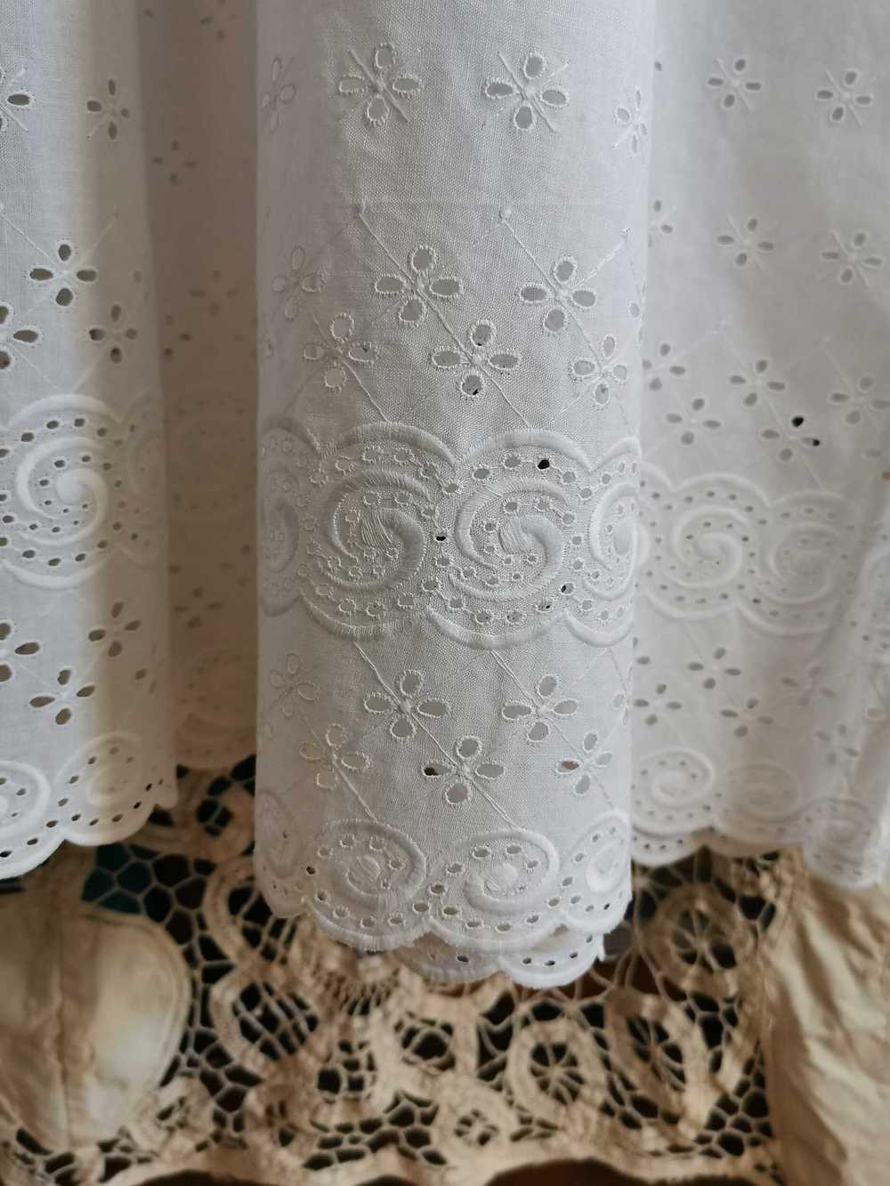 Robe longue en coton brodé - image 5