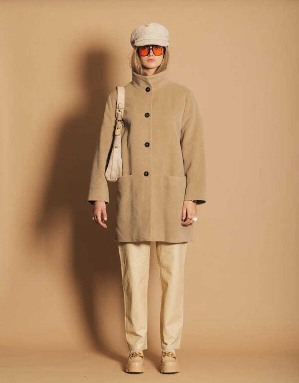 wool coat - Manteau court en laine angora, beige - image 3