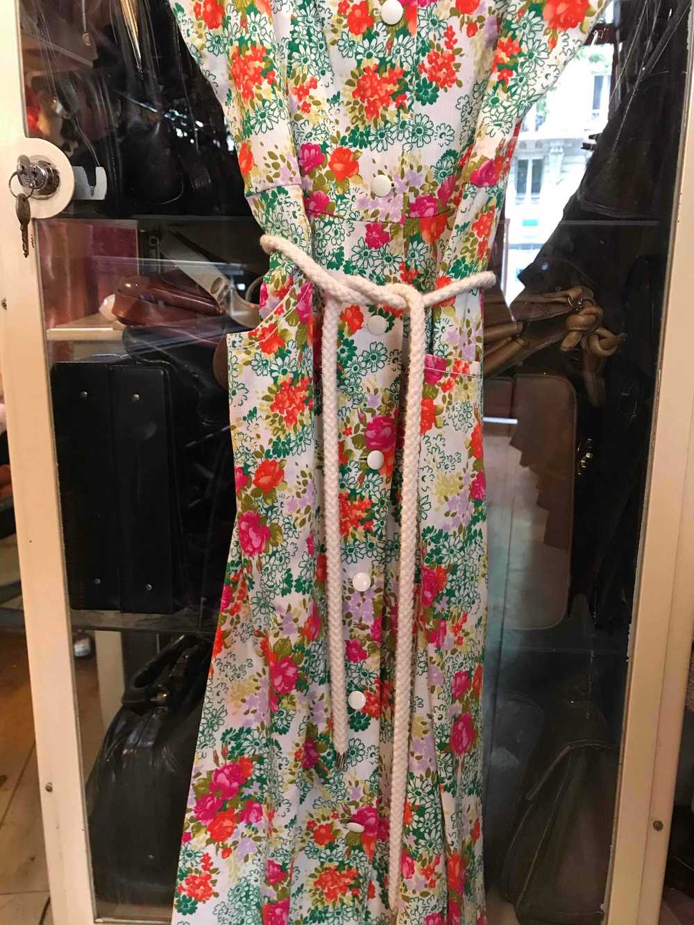 Robe boutonnée à fleurs - image 5