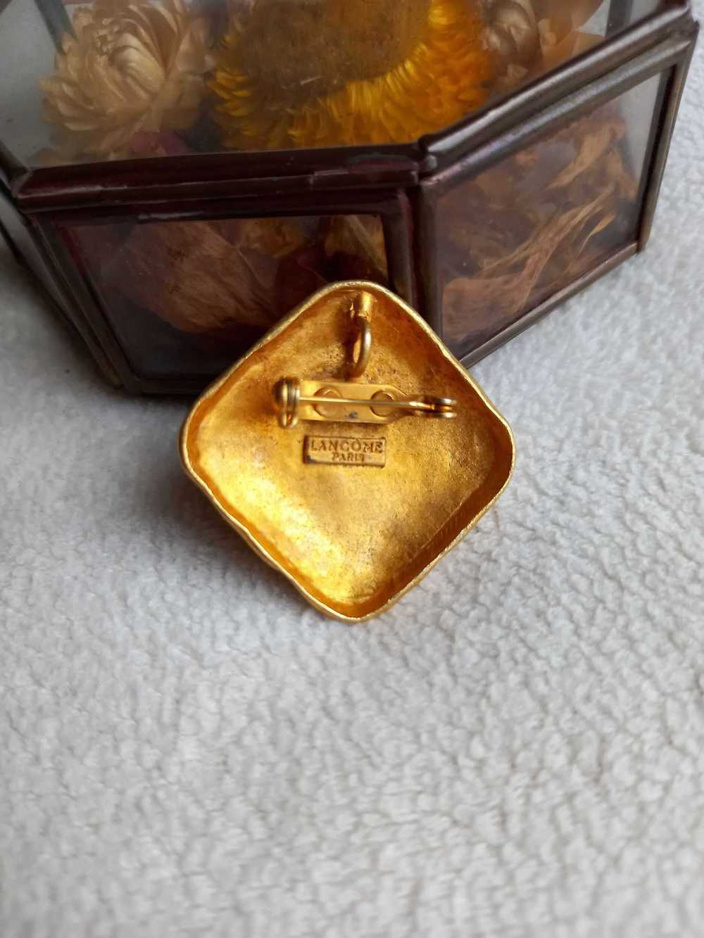 Broche Lancôme - Broche Lancôme en métal doré et … - image 2