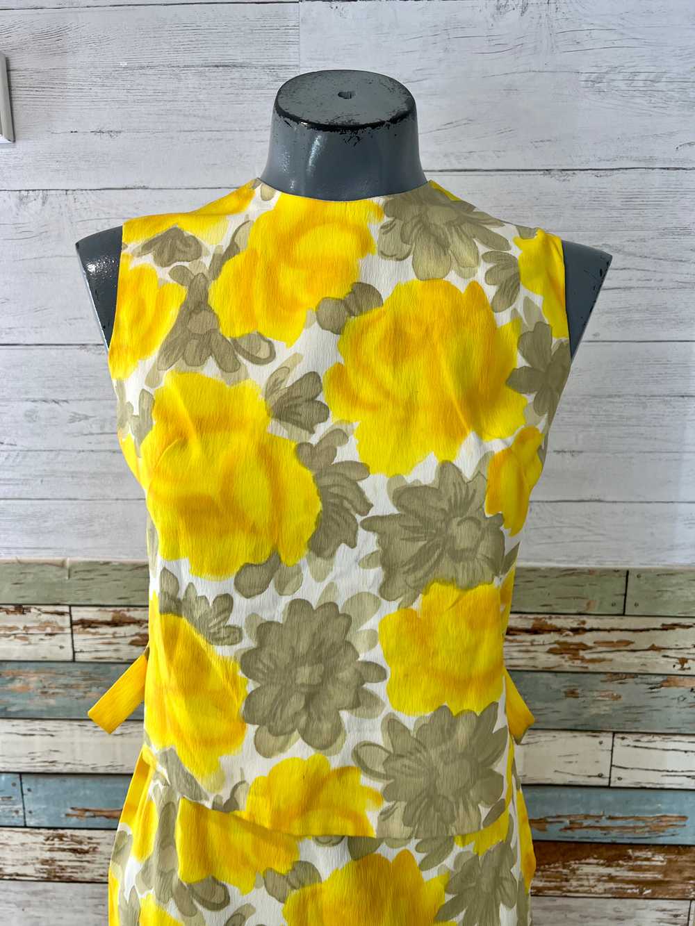 60’s Yellow & Beige Flower Print 2 Piece Non Slee… - image 4