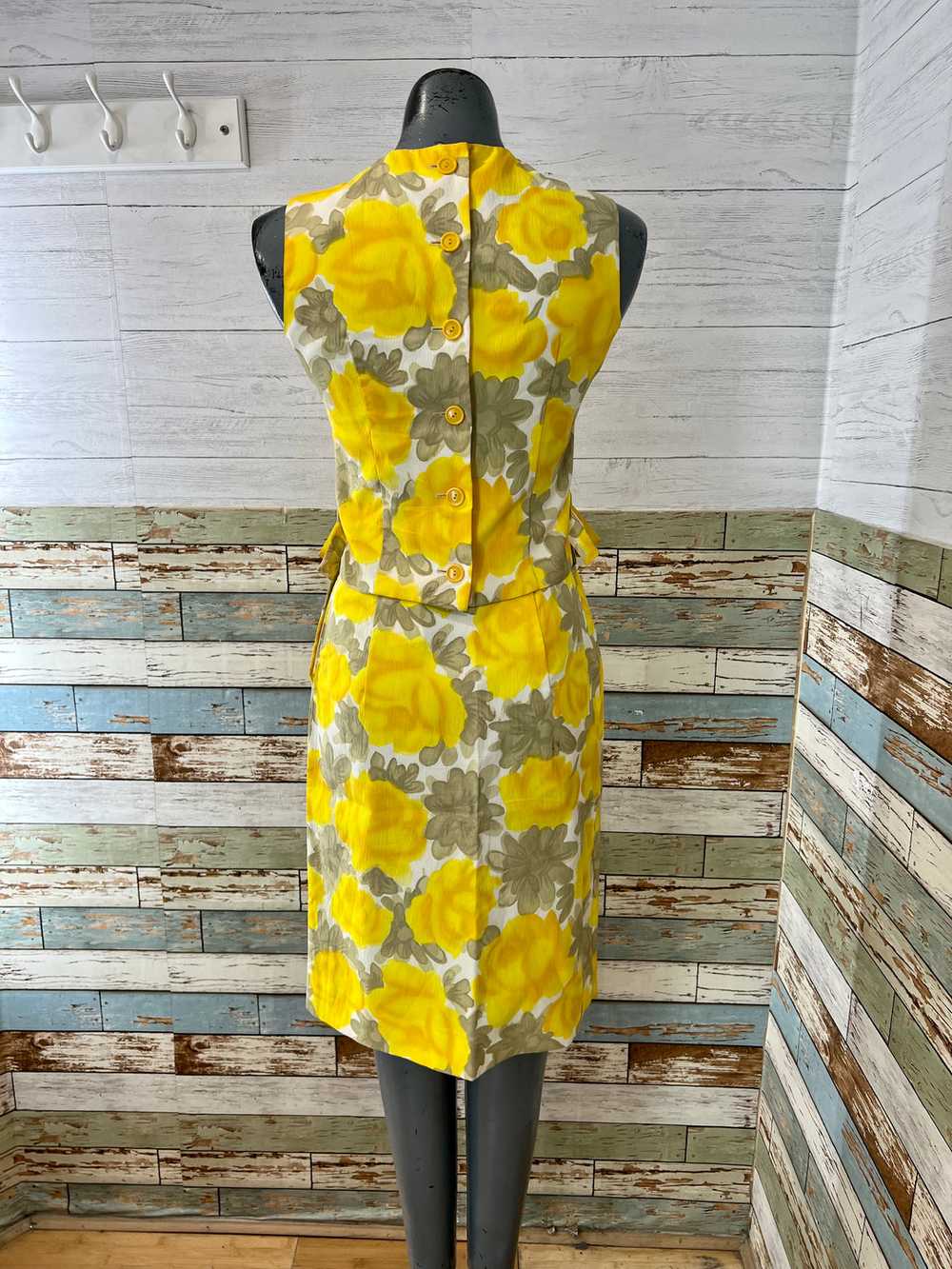 60’s Yellow & Beige Flower Print 2 Piece Non Slee… - image 9