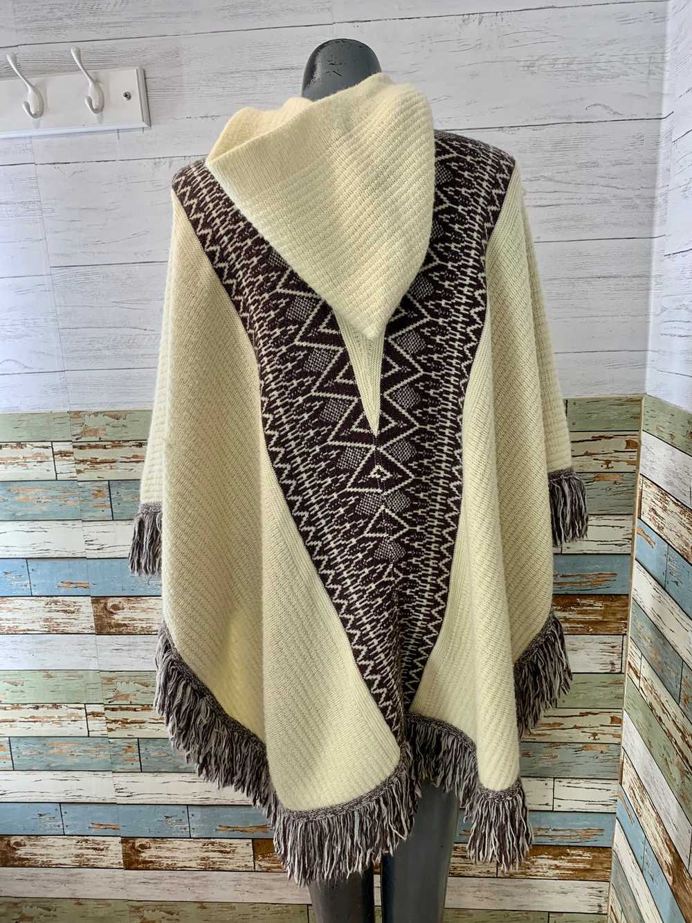 70’s Beige and Brown Fringed Knit Poncho - image 6