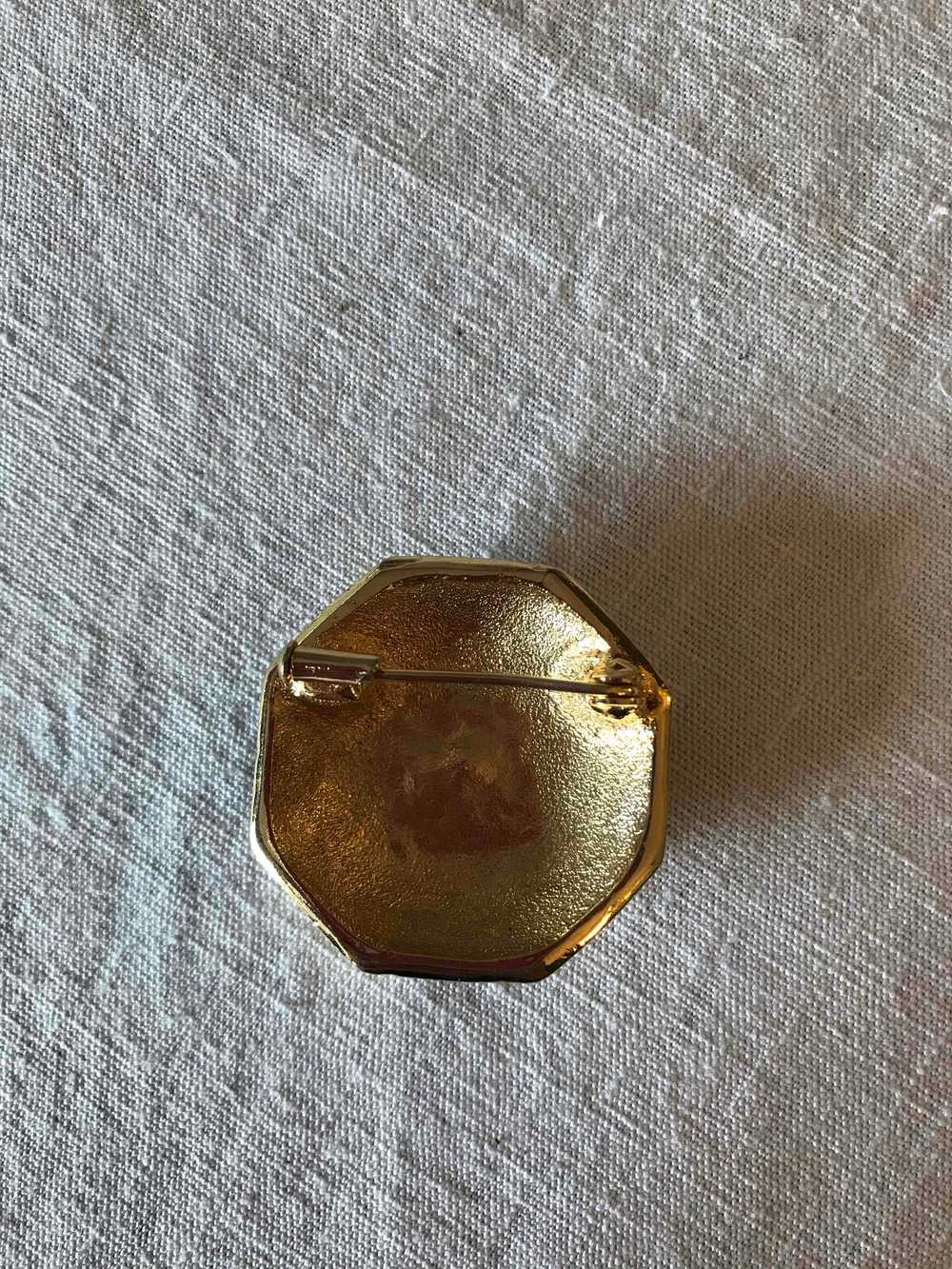 Broche dorée - Broche Héléna Rubinstein en métal … - image 2