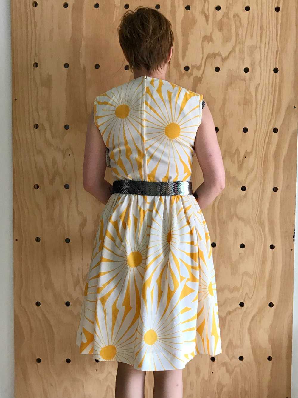 1960s Daisy Print Dress (M) - image 2