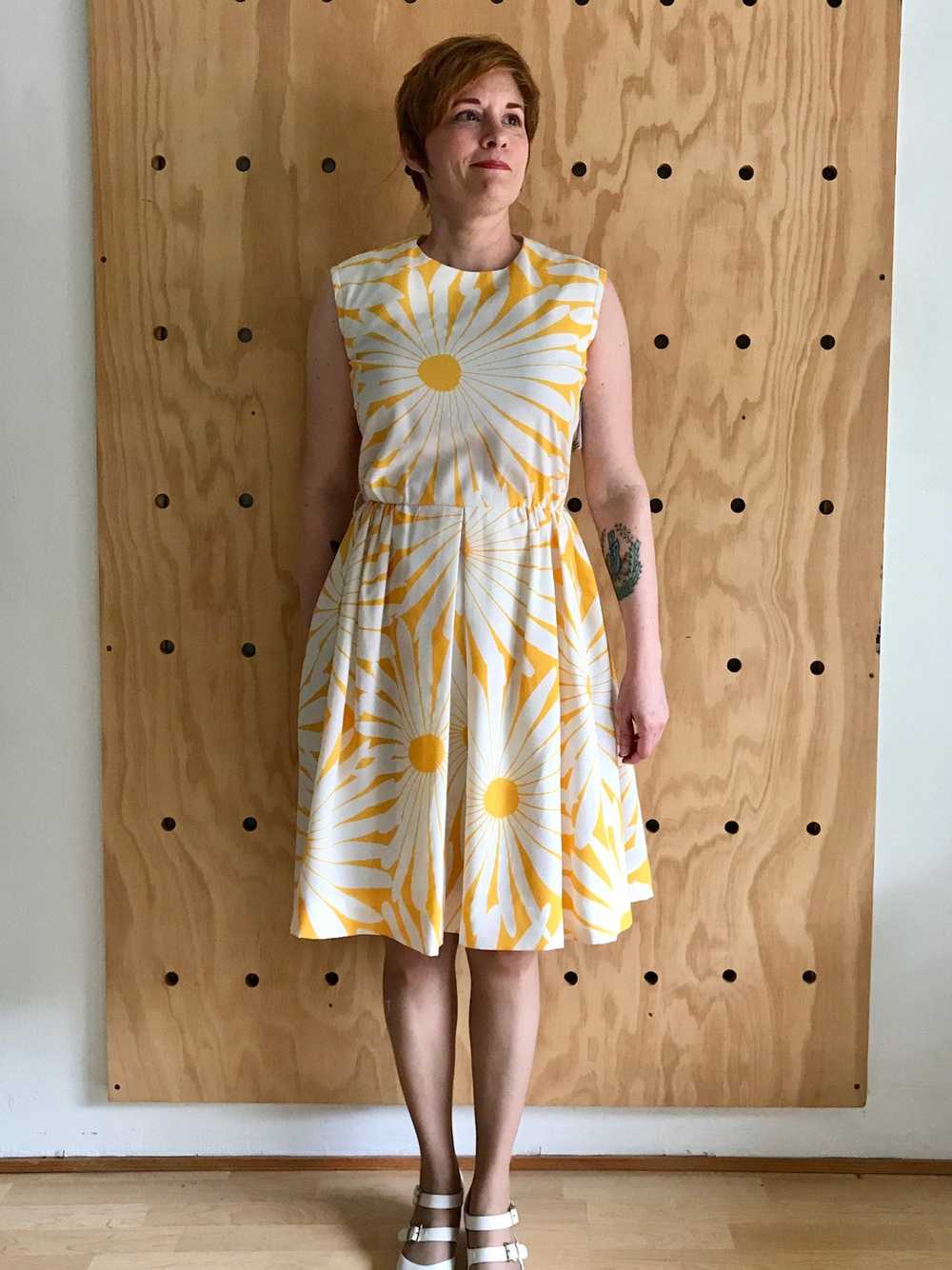 1960s Daisy Print Dress (M) - image 3
