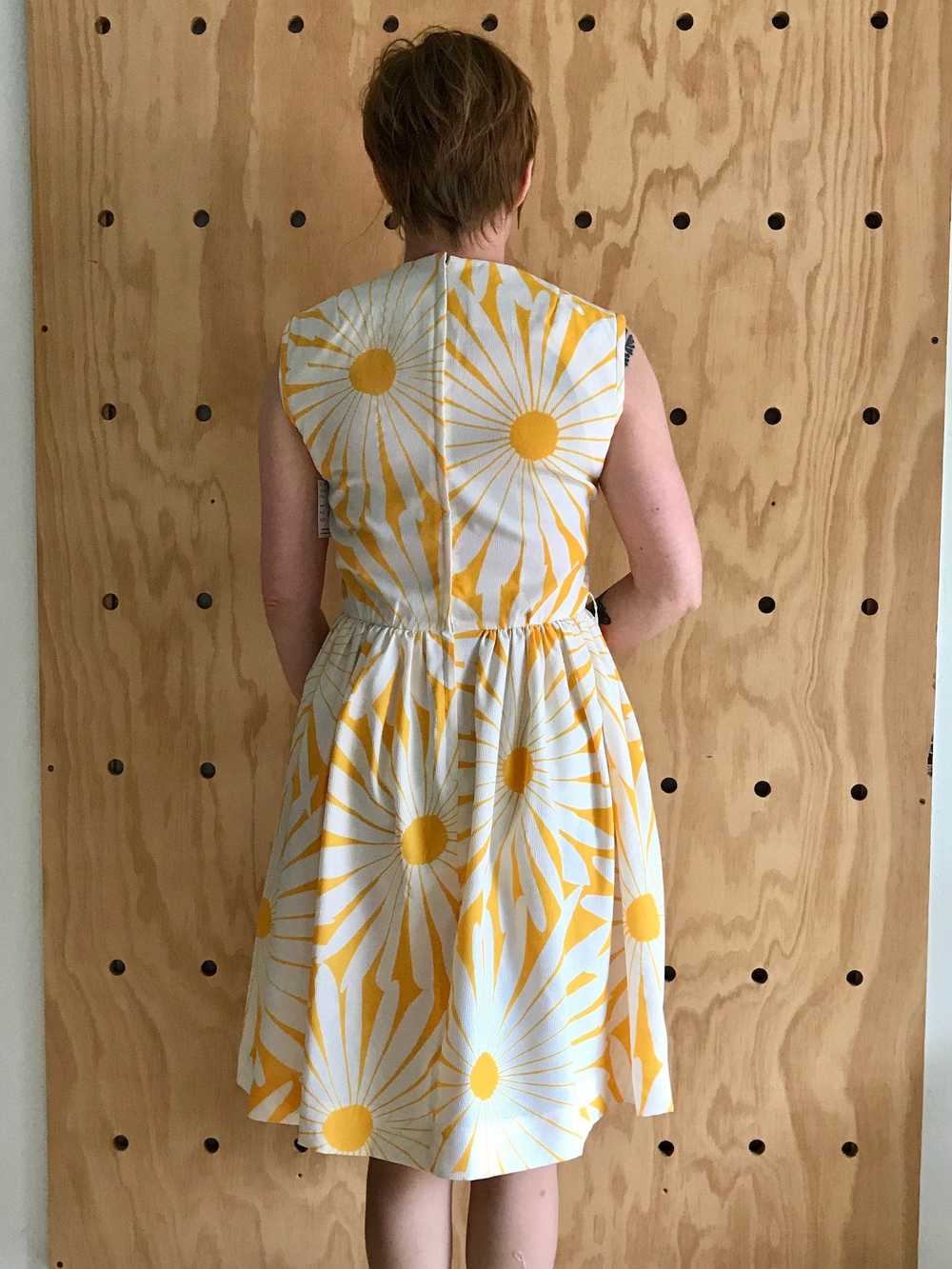 1960s Daisy Print Dress (M) - image 4