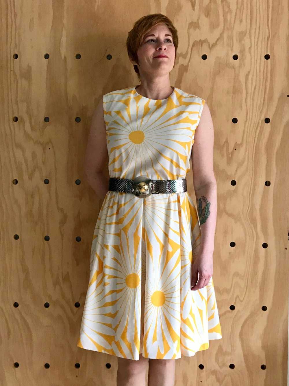 1960s Daisy Print Dress (M) - image 6