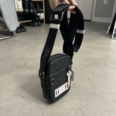 COACH TERRAIN ボディバッグ ベージュ/ブラック メンズ 斜め掛け&ボディバッグ | COACH コーチ公式アウトレット