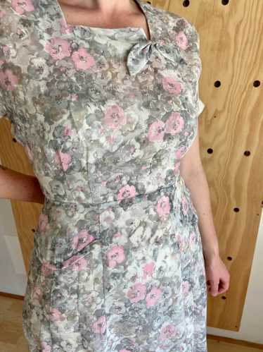 Late 1940s Sheer Gray & Pink Floral Day Dress (M)