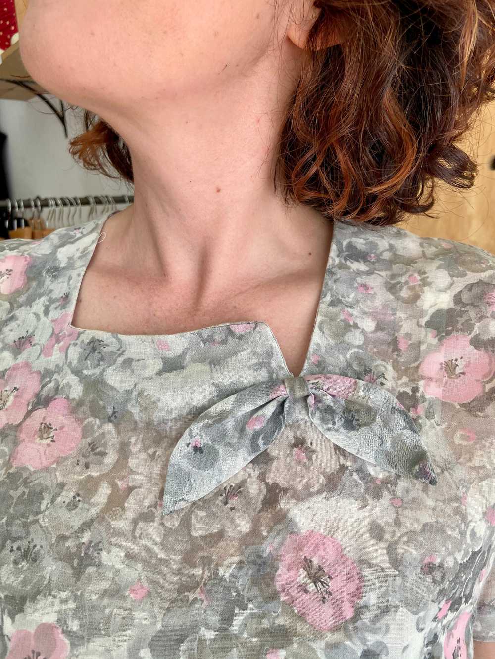 Late 1940s Sheer Gray & Pink Floral Day Dress (M) - image 2