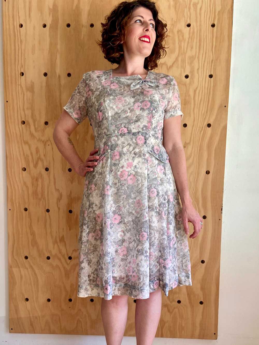 Late 1940s Sheer Gray & Pink Floral Day Dress (M) - image 3