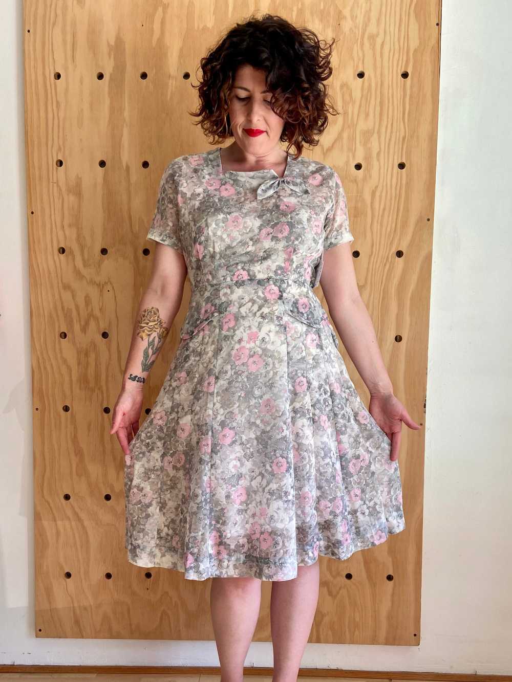Late 1940s Sheer Gray & Pink Floral Day Dress (M) - image 4