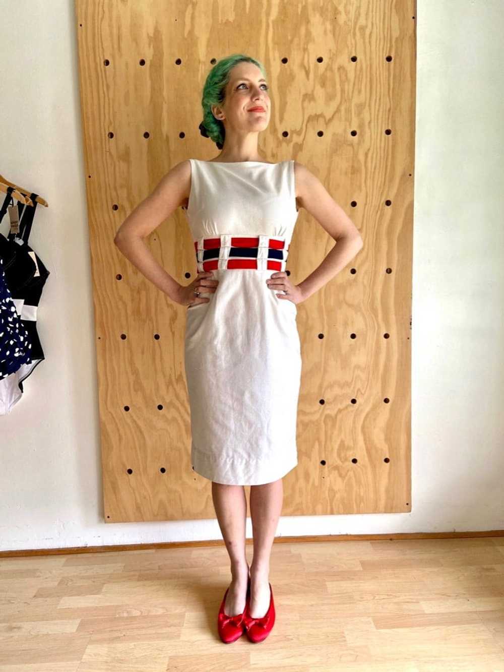 Late 1950s White Wiggle Dress w/ Red & Navy Belts… - image 3