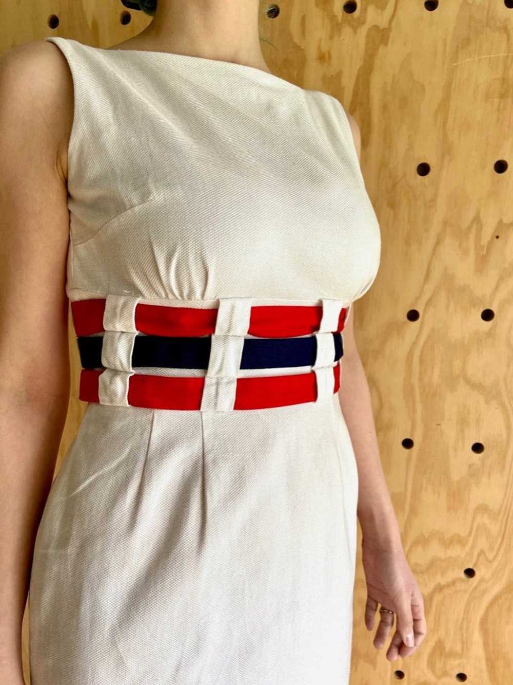 Late 1950s White Wiggle Dress w/ Red & Navy Belts… - image 4